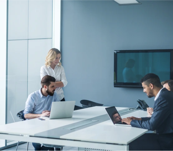 personas trabajando en una oficina