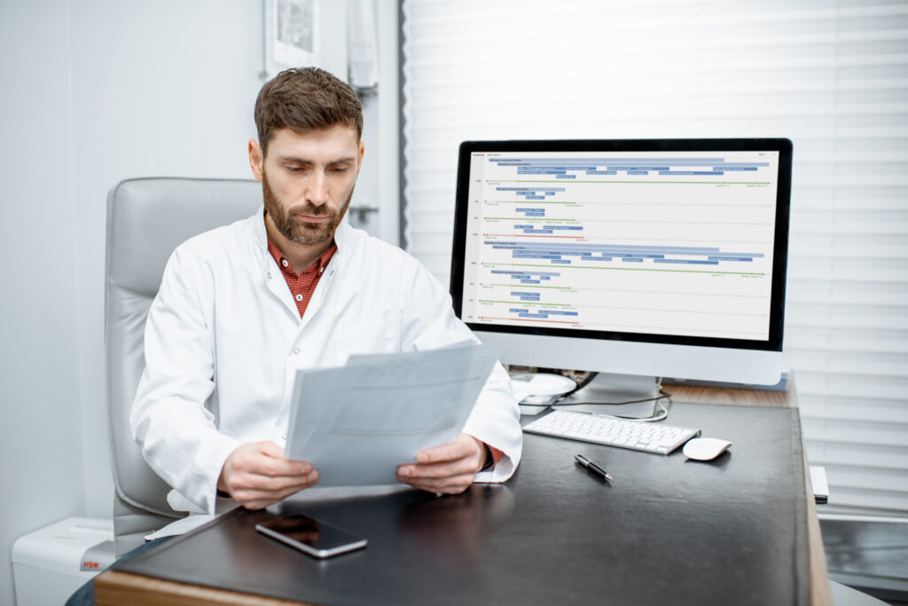 Doctor trabajando en la oficina.