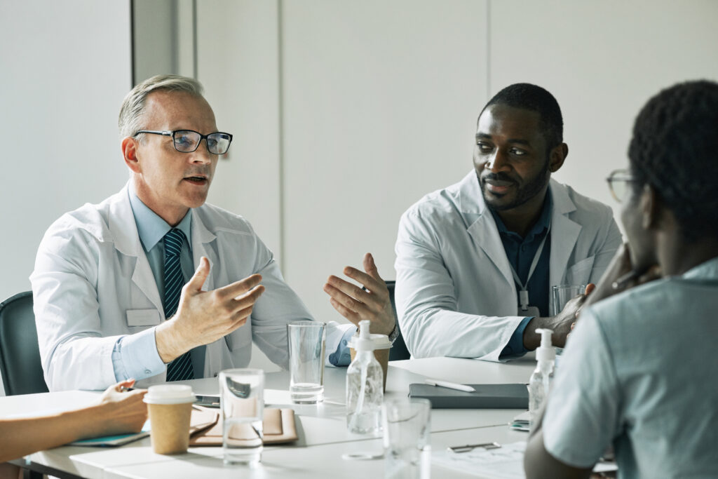 Doctores en la mesa de reuniones.