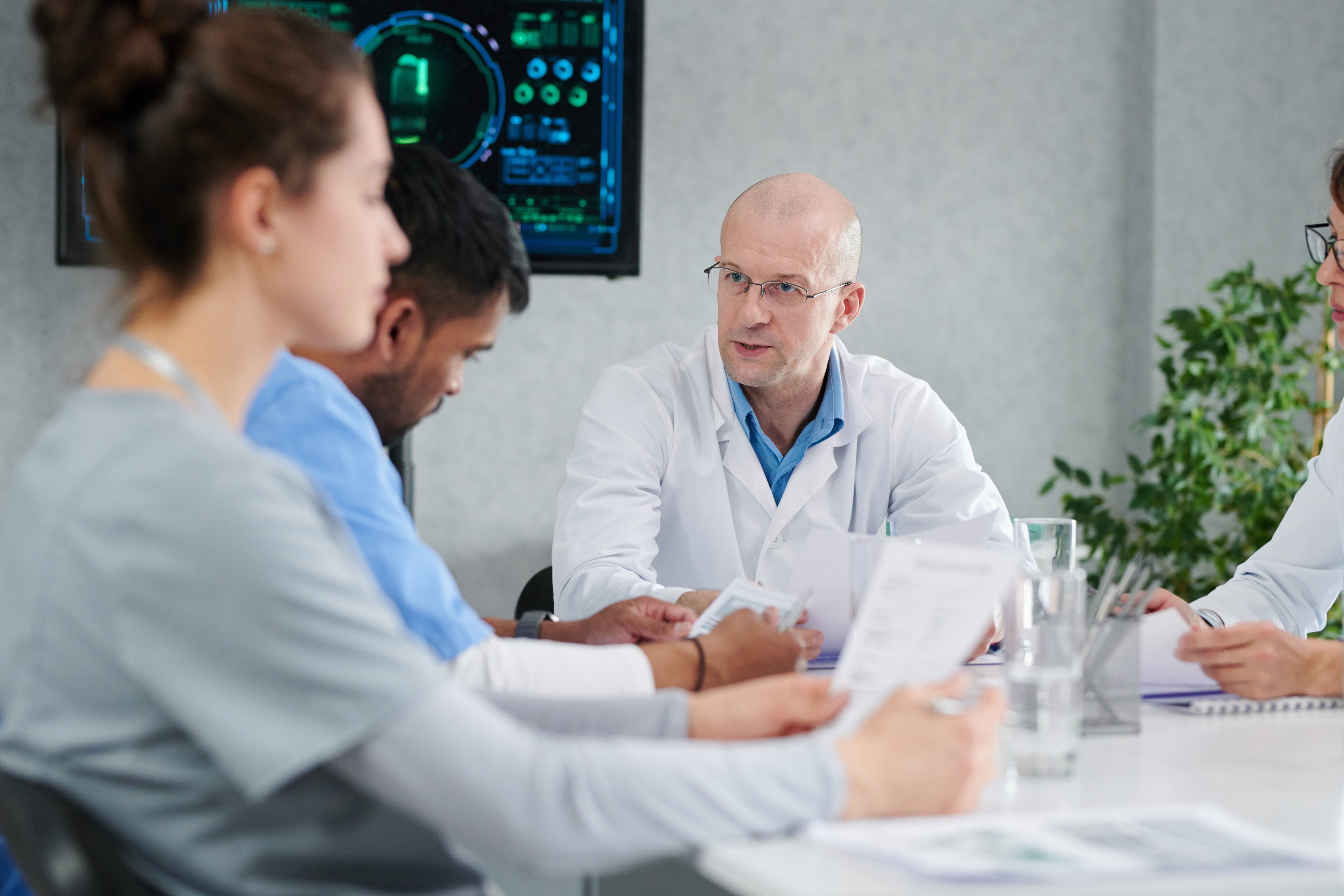 Grupo de doctores sentados en una reunión.