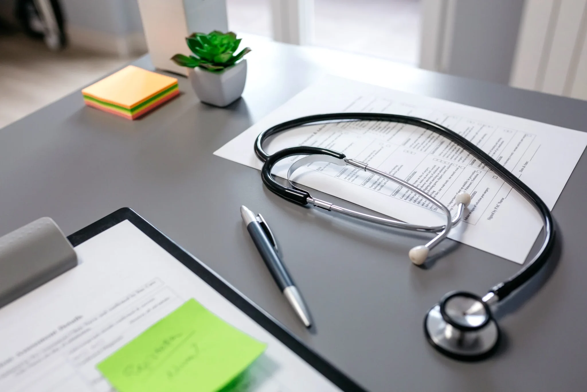 escritorio del doctor con estetoscopio y documentos