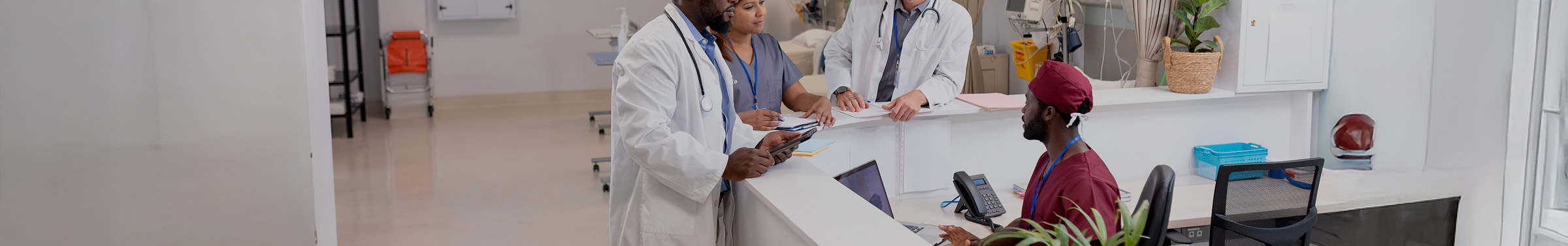 doctores conversando con recepción