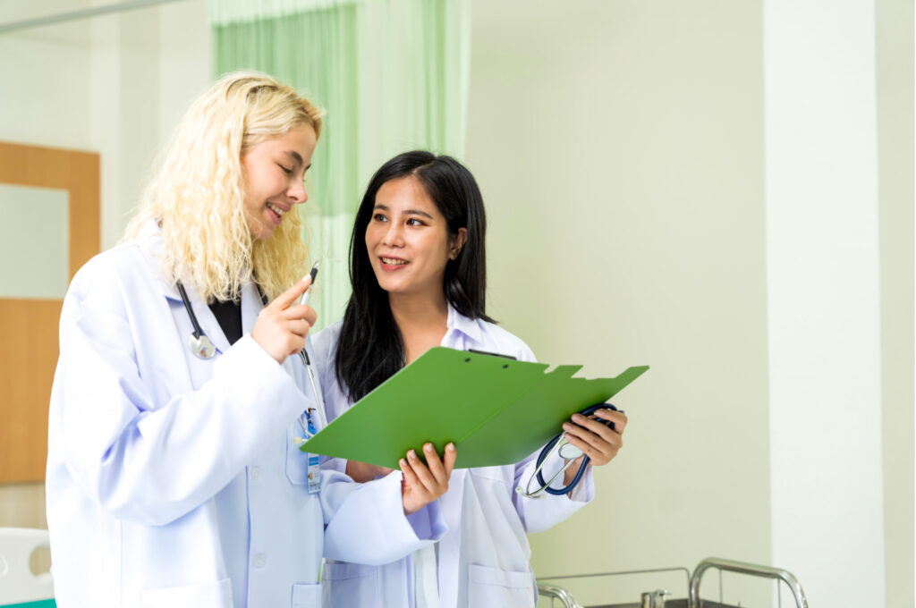 Doctora revisando los expedientes de su paciente