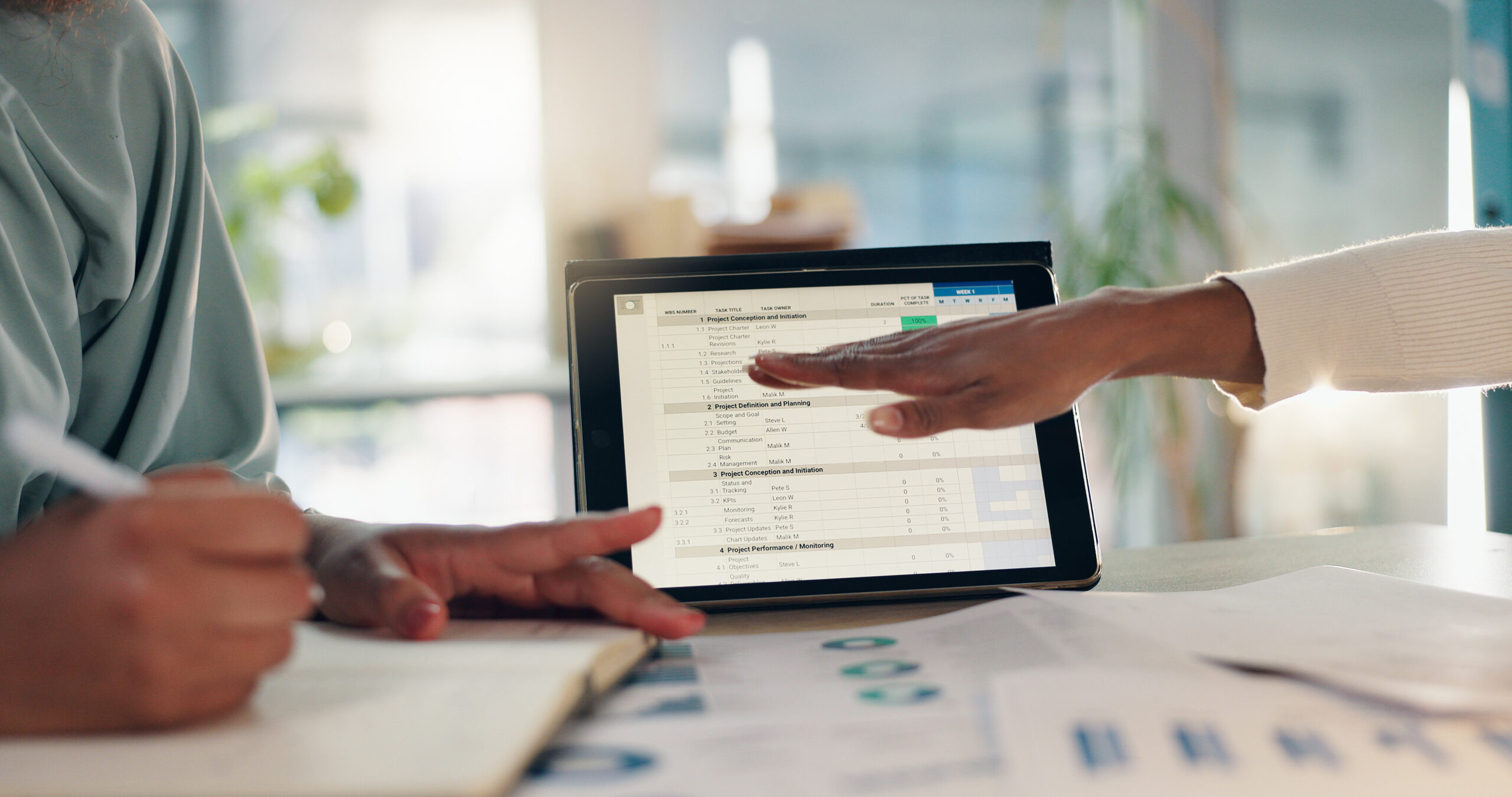 Gerente de negocios, verificando los datos desde una pantalla.