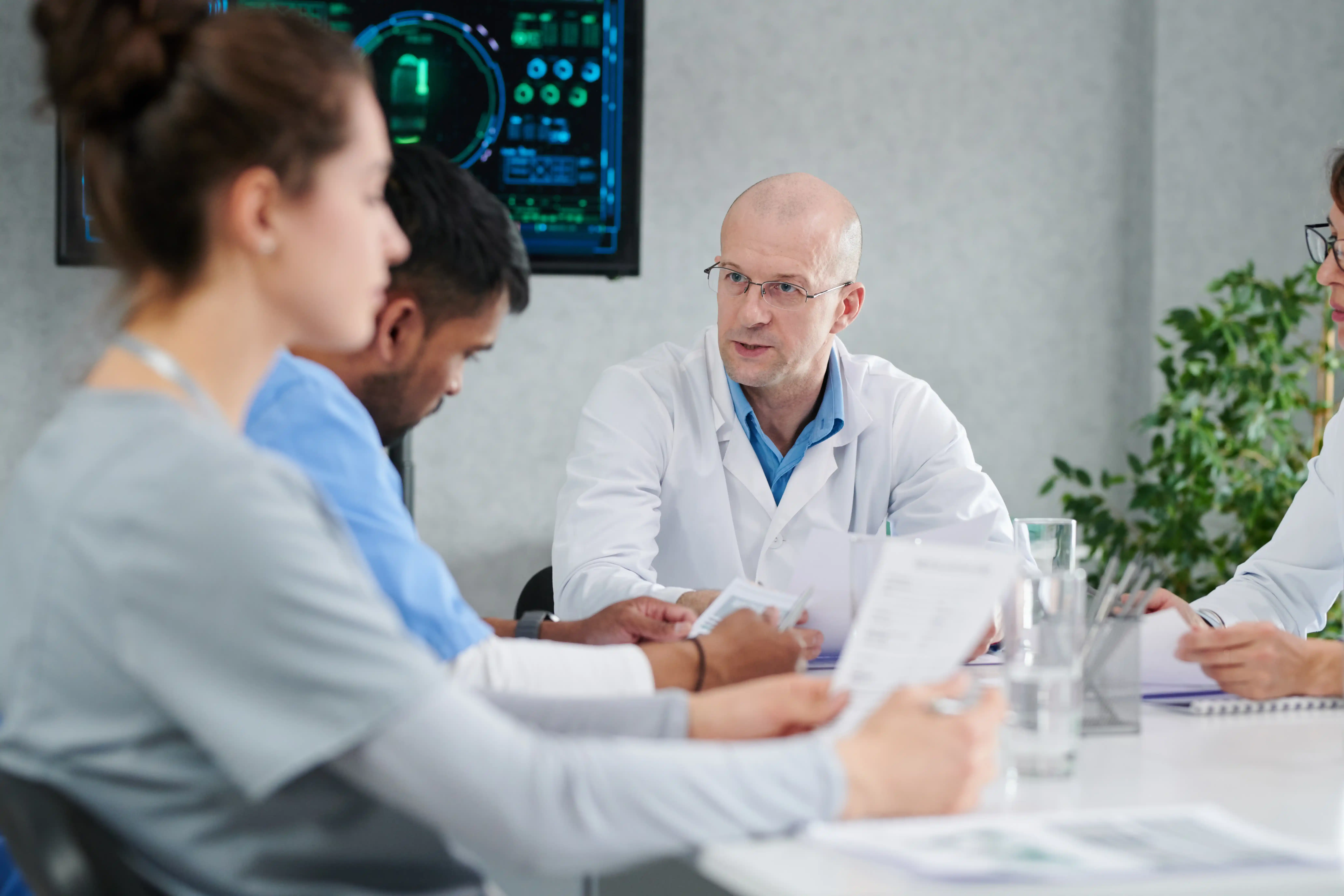Grupo de doctores sentados en una reunión.