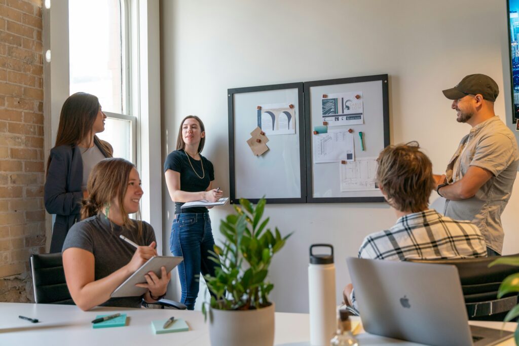 Mujer explicando la estructura de la empresa